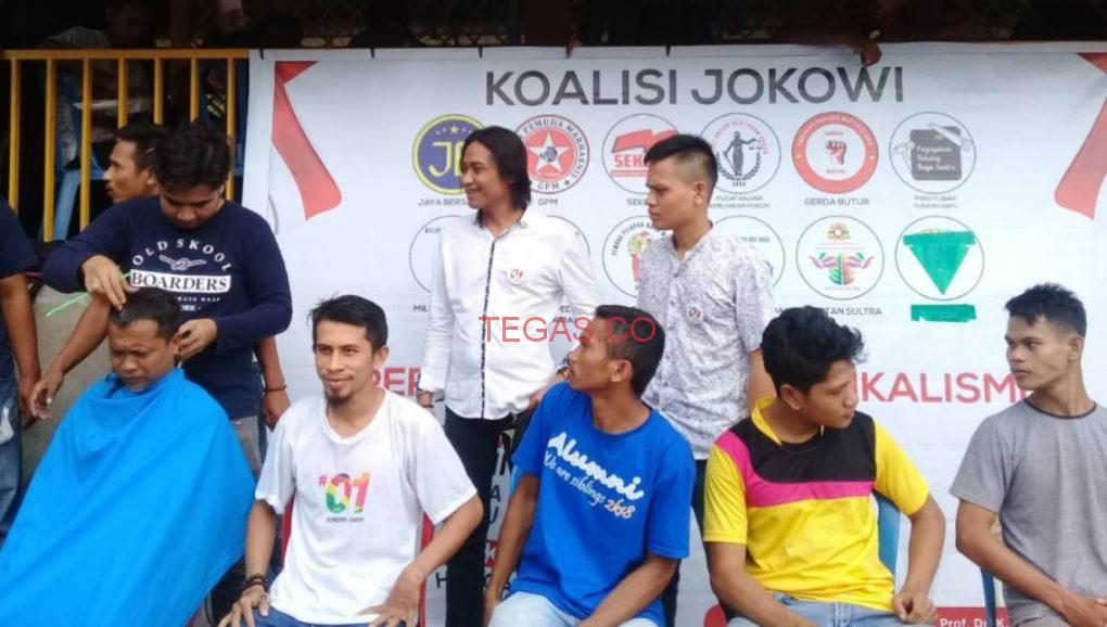 Relawan Capres Jokowi – Amin Gelar Cukur Massal di Kendari﻿
