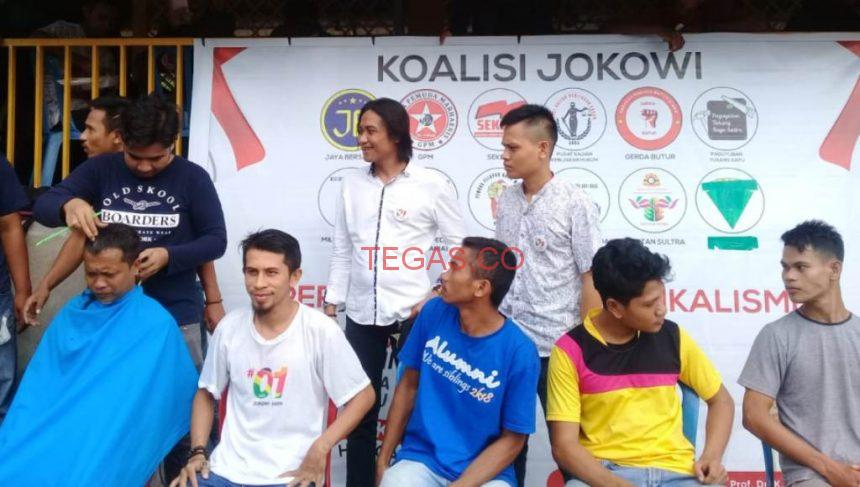 Relawan Capres Jokowi – Amin Gelar Cukur Massal di Kendari﻿