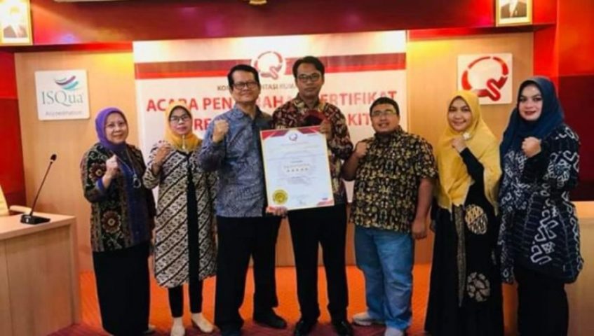 ﻿Bupati Terima Sertifikat Akreditasi Paripurna RS Konawe