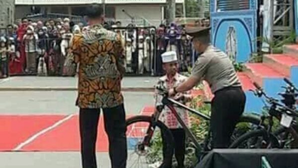 Wow, Siswa Ini Dapat Hadiah dari Presiden