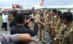 Gubernur Sultra H. Nur Alam menerima penyambutan dari pemerintah kabupaten Wakatobi setibanya di bandara matahora dalam rangka safari Ramadhan. FOTO : ADY