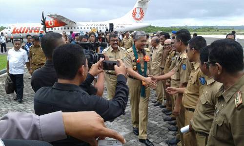 Gubernur Sultra H. Nur Alam menerima penyambutan dari pemerintah kabupaten Wakatobi setibanya di bandara matahora dalam rangka safari Ramadhan. FOTO : ADY