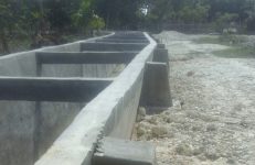 saluran inilah yang dipersoalkan warga. baru saja selesai dikerja sudah mulai mengalami retak pada bagian dinding saluran. FOTO : ROBY SINAGA