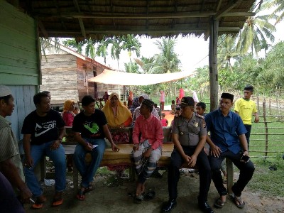 Kapolsek bersama warga saat di rumah korban bencana. FOTO : ROBY SINAGA