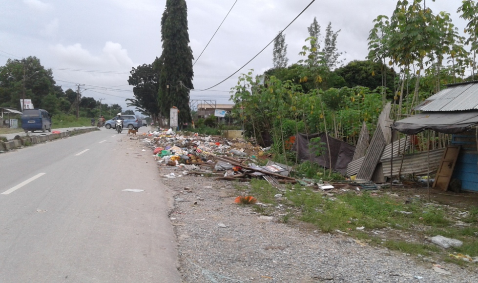 Sampah yang berserakan di pinggir jalan, di depan perumahan Kendari Permai.(22/6). FOTO : FA