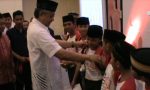 Gubernur Sultra H. Nur Alam saat memberikan santuanan kepada anak yatim piatu yang dlaksanakan PT telkomsel kendari. FOTO : FT