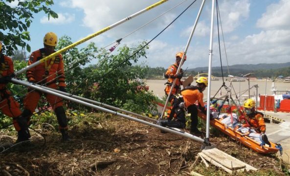 Anggota Tim SAR Kendari saat menggelar pelatihan dalam rangka mengikuti lomba penyelematan di Bali akhir bulan Juli mendatang. FOTO : FEBRI