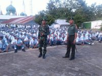 Dandim 1405/Mlts Pemkot Czi Drs. Syarifuddin Sara, M.Si, pada saat Sosialisasi di depan siswa SMK Negeri 2 Parepare FOTO : JERI