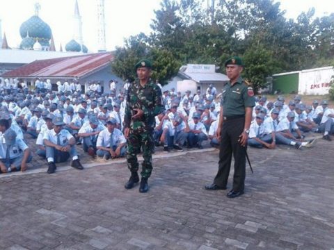 Dandim 1405/Mlts Pemkot Czi Drs. Syarifuddin Sara, M.Si, pada saat Sosialisasi di depan siswa SMK Negeri 2 Parepare FOTO : JERI