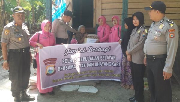 Satbinmas dan Bhayangkari Polres Selayar Gelar &ldquo;Jumat Berbagi&rdquo;