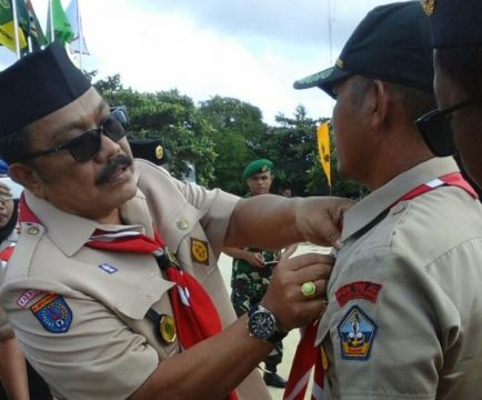 Bupati Wakatobi H. Arhawi saat menyematkan lencana satya panca warsa kepada sala satu pengurus kwarcab Pramuka wakatobi. FOTO : UDIN