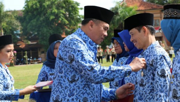 Satya Lencana Karya Satya Disematkan Bupati Jepara Kepada ASN