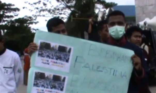 Aksi Mahasiswa di Kendari menggelar aksi solidaritas untuk Palestina. FOTO : FEBRI