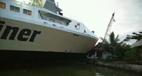 Kapal Jetliner Tabrak Kantor Syahbandar, Ratusan Penumpang Panik