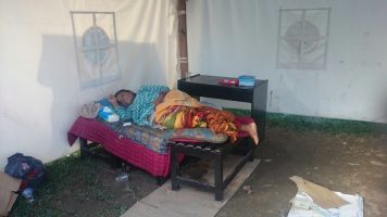 Ernawati si Ibu Malang Diterlantarkan Keluarga Depan Masjid