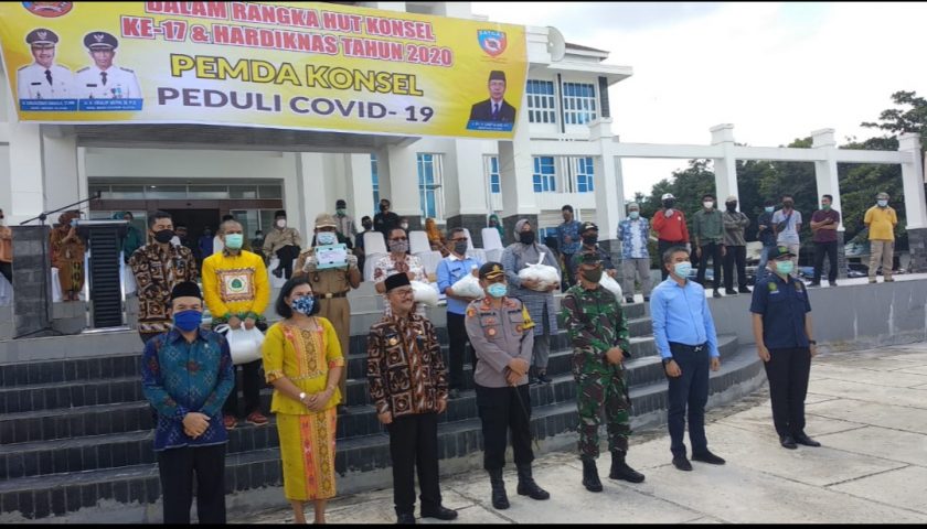 HUT Ke-17, Pemkab Konsel Bagikan Sembako