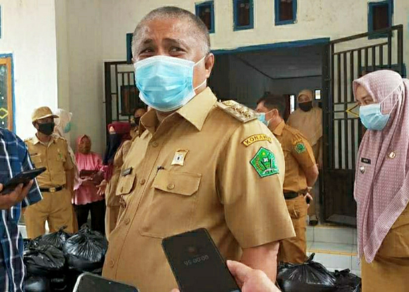 Peduli di Tengah Pandemi, Bupati Konawe Bagikan Sembako Gratis