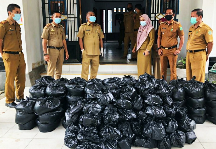 Peduli di Tengah Pandemi, Bupati Konawe Bagikan Sembako Gratis