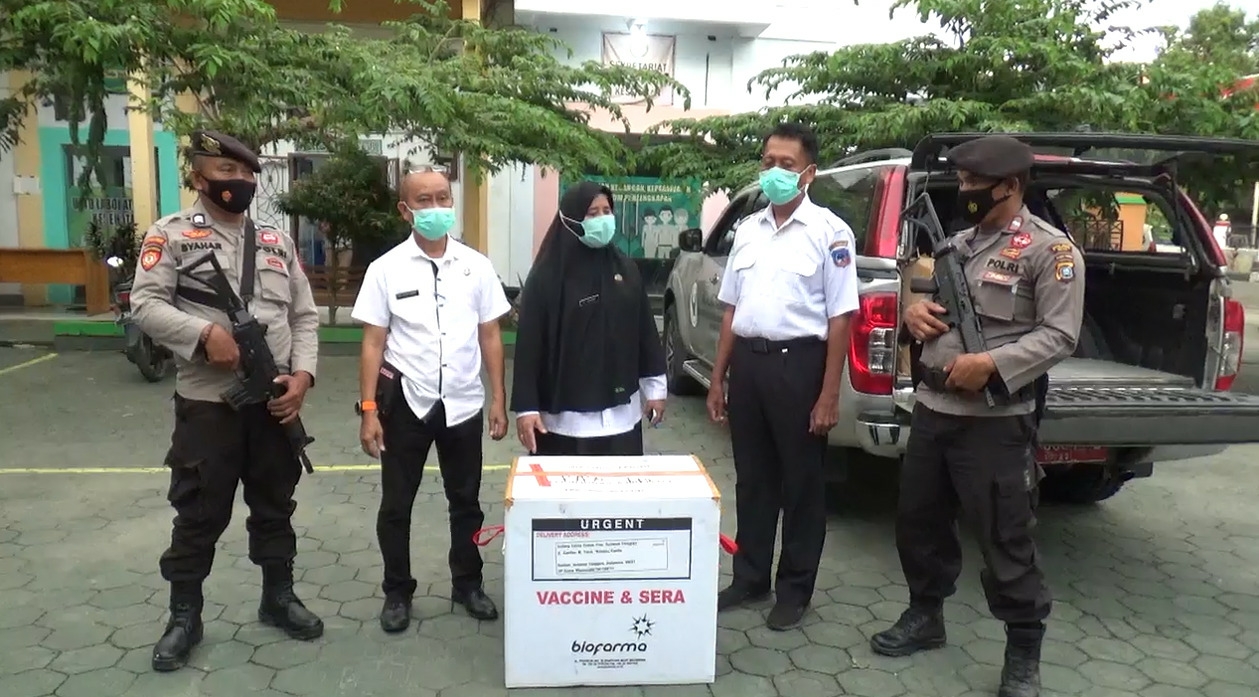 Dengan Pengawalan Polisi, 3.000 Paket Vaksin Covid-19 Tiba di Kolaka