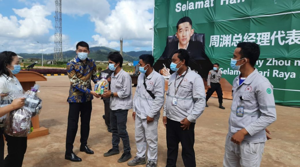 VDNI dan OSS Bagikan Puluhan Ribu Parcel Lebaran kepada Karyawan dan Masyarakat