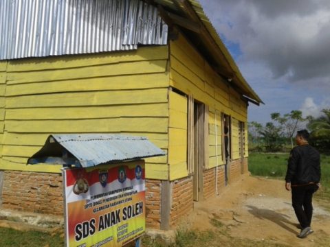 Bangunan sekolah dasar Swasta yang di dibangun oleh Brigadir Polisi Muh saleh di desa pelosok di Kabupaten Bombana. FOTO : ONNO