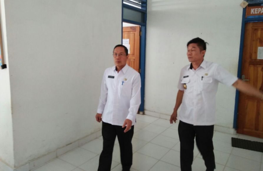Sekda Konsel, H Sjarif Sajang Didampingi Asisten III, Burahim, S. Pd Saat Melakukan Sidak Di Kantor Pengendalian Penduduk Dan KB Yang Ditemukan Kosong Melompong FOTO : HUMAS PEMDA KONSEL