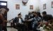 Sekwan DPRD Sultra H. Nasruan SH saat memberikan keterangan pers terkait sangkaan atas pungli di proyek rehab rujab wakil ketua DPRD Sultra. FOTO : HERMAN