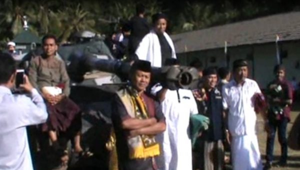 Bagaimana Rasanya Shalat Ied Disamping Tank, Ini Kata Warga