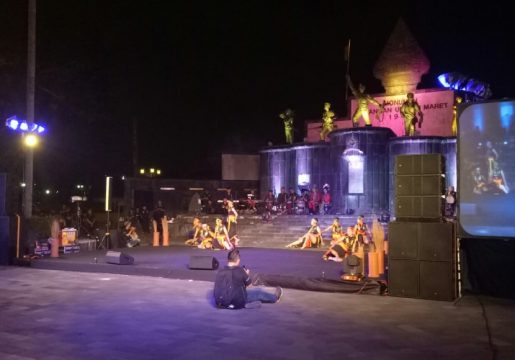 Dewan Kesenian Balikpapan (DKB) menggelar penampilan Muhibah Seni Budaya Balikpapan di Monumen Serangan Umum 1 Maret Yogyakarta pada hari Minggu. FOTO : NADHIR ATTAMIMI