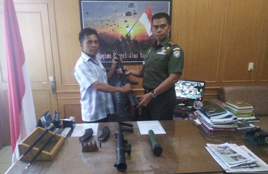 Dandim 0104/Aceh Timur Letkol Inf Amril Haris Isya Siregar, SE saat menerima senjata sisa konflik AK 47 dari warga Jamboo Baĺee. FOTO : ROBY SINAGA