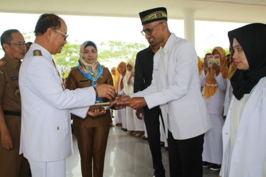 Bupati Konsel Surunuddin Dangga Saat Memberikan SK PNS Secara Simbolis Kepada 198 Bidan PTT dan 4 Dokter PTT. FOTO : MAHIDIN