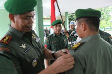 Komandan Kodim 0104/Aceh Timur Letnan Kolonel Inf Amril Haris Isya Siregar, SE menyematkan tanda pangkat kepada salah satu Danramil yang baru dilantik. FOTO : ROBY SINAGA