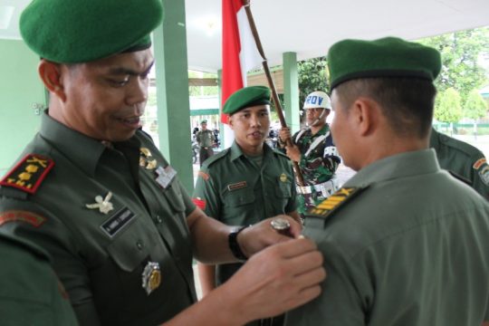 Komandan Kodim 0104/Aceh Timur Letnan Kolonel Inf Amril Haris Isya Siregar, SE menyematkan tanda pangkat kepada salah satu Danramil yang baru dilantik. FOTO : ROBY SINAGA
