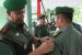 Komandan Kodim 0104/Aceh Timur Letnan Kolonel Inf Amril Haris Isya Siregar, SE menyematkan tanda pangkat kepada salah satu Danramil yang baru dilantik. FOTO : ROBY SINAGA