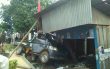 Sebuah truk pick up menyeruduk warung milik warga di jalan Daeng Pasau Kecamatan Kolaka. FOTO : ASDAR LANTORO