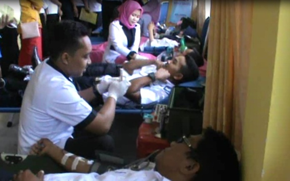 Donor darah yang dilakukan oleh jajaran Air Nav Indonesia cabang Kendari. FOTO : FEBRI