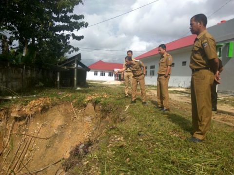 Wabup Konsel DR H Arsalim Arifin, SE. M. Si Sedang Menunjuk Lokasi Longsor Yang Didampingi Direktur RSUD Kab. Konsel. FOTO : MAHIDIN