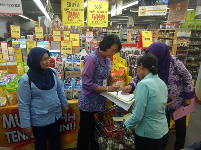 disperindag Yogyakarta menggelar Razia di sejumlah Toko besar di Kota Jogyakarta jelang Bulan Ramadhan. FOTO : NADHIR