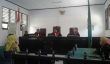 Sidang kasus Korupsi yang melibatkan adik mantan bupati Kolaka Utara Warda mahmud di Pengadilan Negeri Kendari. FOTO ; ODEK