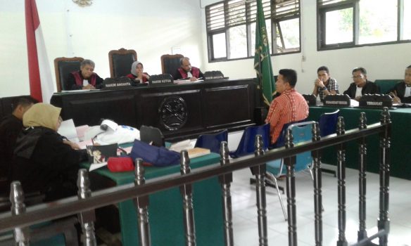 Suasana sidang kasus korupsi anggota KPU Konsel di pengadilan Tindak pidana Korupsi di pengadilan negeri kendari. FOTO : ODEK