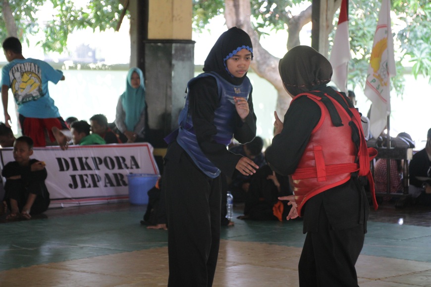 Para pesilat dari kalangan pelajar saat bertanding di kejuaraan silat Bupati Jepara CUP ke V. FOTO : DSW