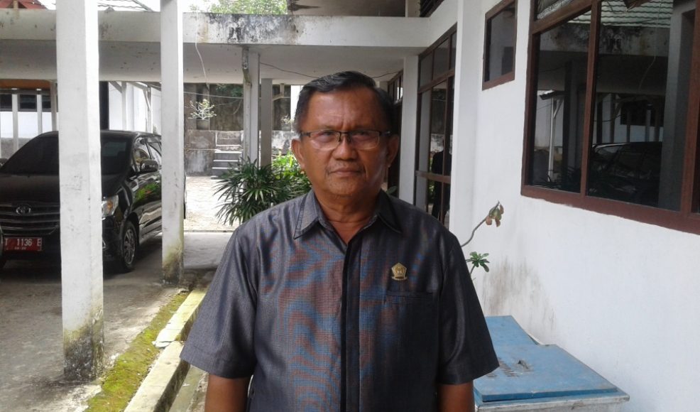 Ketua Komisi II DPRD Kota kendari Simon Mantong. FOTO : ODEK