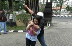 Penyusup yang masuk halaman Mapolres Probolinggo dan menyandera seorang perempuan. Adegan tersebut merupakan simulasi polres dalam rangka menghadapi teroris. FOTO ; ASL