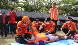 BPBD Parepare menggelar simulasi penanggulangan bencana kepada personilnya dalam rangka mengasah skill dan ilmu penanggulangan. FOTO ; JERI