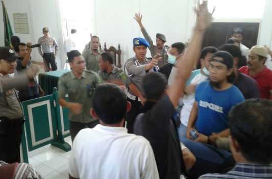 Simulasi pengamanan atas aksi unjuk rasa di ruang sidang Pengadilan Negeri Bantaeng oleh jajaran Polres Bantaeng. FOTO : SYAMSUDDIN