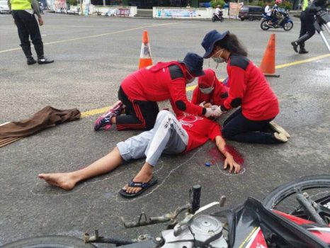 Simulasi pertolongan pada kecelakaan lalulintas yang dilaksanakan oleh PMI Kaltara dan satlantas Polresta Tarakan FOTO : MULYA