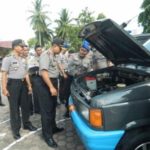 Aceh Timur, AKBP Rudi Purwiyanto, S.I.K, M. Hum sedang melakukan pemeriksaan kendaraan dinas. FOTO : ROBY SINAGA