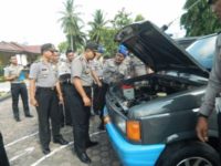 Aceh Timur, AKBP Rudi Purwiyanto, S.I.K, M. Hum sedang melakukan pemeriksaan kendaraan dinas. FOTO : ROBY SINAGA