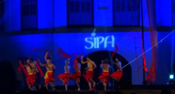 Malam grand oppening Solo International Performing Art (SIPA) dengan menunjukkan berbagai tarian dan seni. FOTO : BISMA SURYA KURNIAWAN