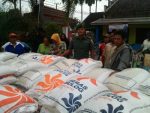 Anggota TNI Dampingi Pendistribusian beras Pra sejahtera (Rastra). FOTO : SIS